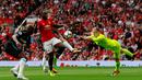 Striker Manchester United, Romelu Lukaku, membobol gawang West Ham pada laga Premier League di Stadion Old Trafford, Manchester, Minggu (13/8/2017). Manchester United menang 4-0 atas West Ham. (Reuters/Jason Cairnduff)