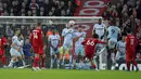 Pemain Liverpool Trent Alexander-Arnold (kelima kanan) menendang bola untuk mencetak gol ke gawang West Ham United pada pertandingan sepak bola Liga Inggris di Stadion Anfield, Liverpool, Inggris, 5 Maret 2022. Liverpool menang 1-0. (AP Photo/Jon Super)