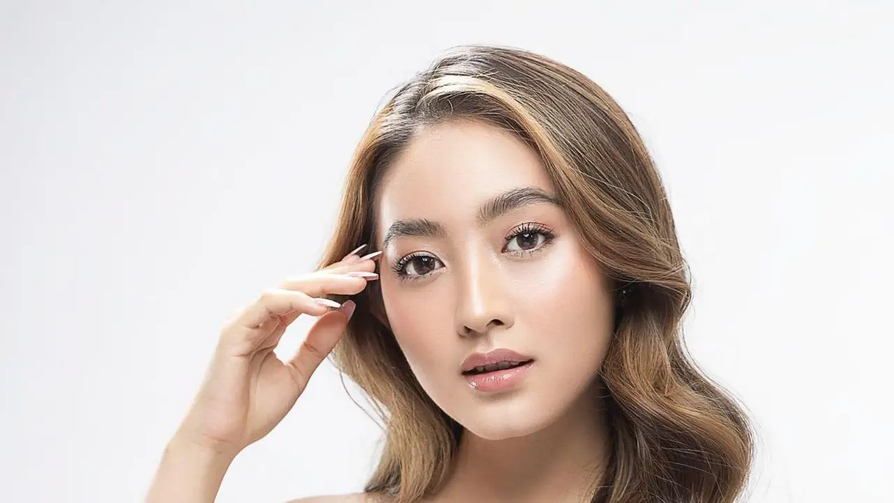 FOTO: Gaya Feminim Natasha Wilona dengan Busana Serba Putih, Anggun Banget