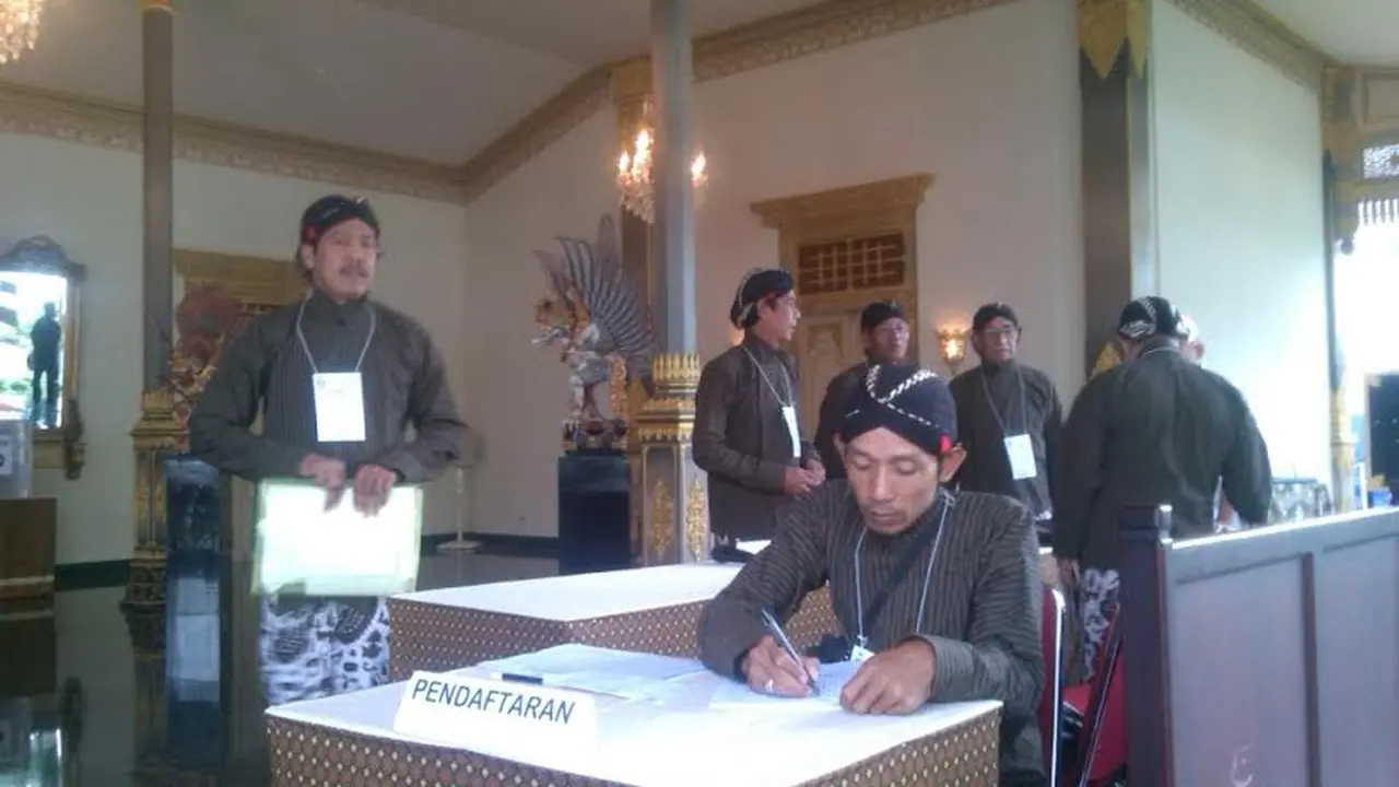 Sambut Sultan HB X, Petugas TPS Yogyakarta Berpakaian Adat Jawa