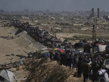 Pengungsi Palestina yang terpaksa mengungsi meninggalkan bagian utara Gaza melalui jalan pesisir menuju selatan, Selasa 16 September 2025. (AP Photo/Abdel Kareem Hana)