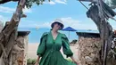 Marcella Zalianty pun berlibur ke Labuan Bajo mengenakan dress hijau panjang dengan lengan pumpnya. Credit: (@marcella.zalianty)