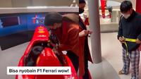 Kunjungi showroom Ferrari pakai sandal jepit dan celana tidur (TikTok/@julioekspor)