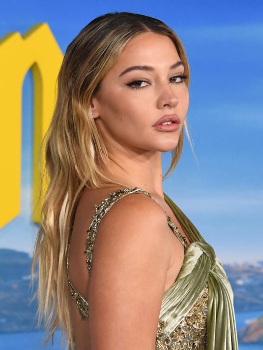 Madelyn Cline berpose saat menghadiri pemutaran perdana "Glass Onion: A Knives Out Mystery" di Academy Museum of Motion Pictures  di Los Angeles, California pada 14 November 2022. Untuk menghormati film barunya, Cline mengenakan gaun yang terinspirasi dari gaya Yunani oleh Atelier Versace. (Jon Kopaloff/Getty Images/AFP)