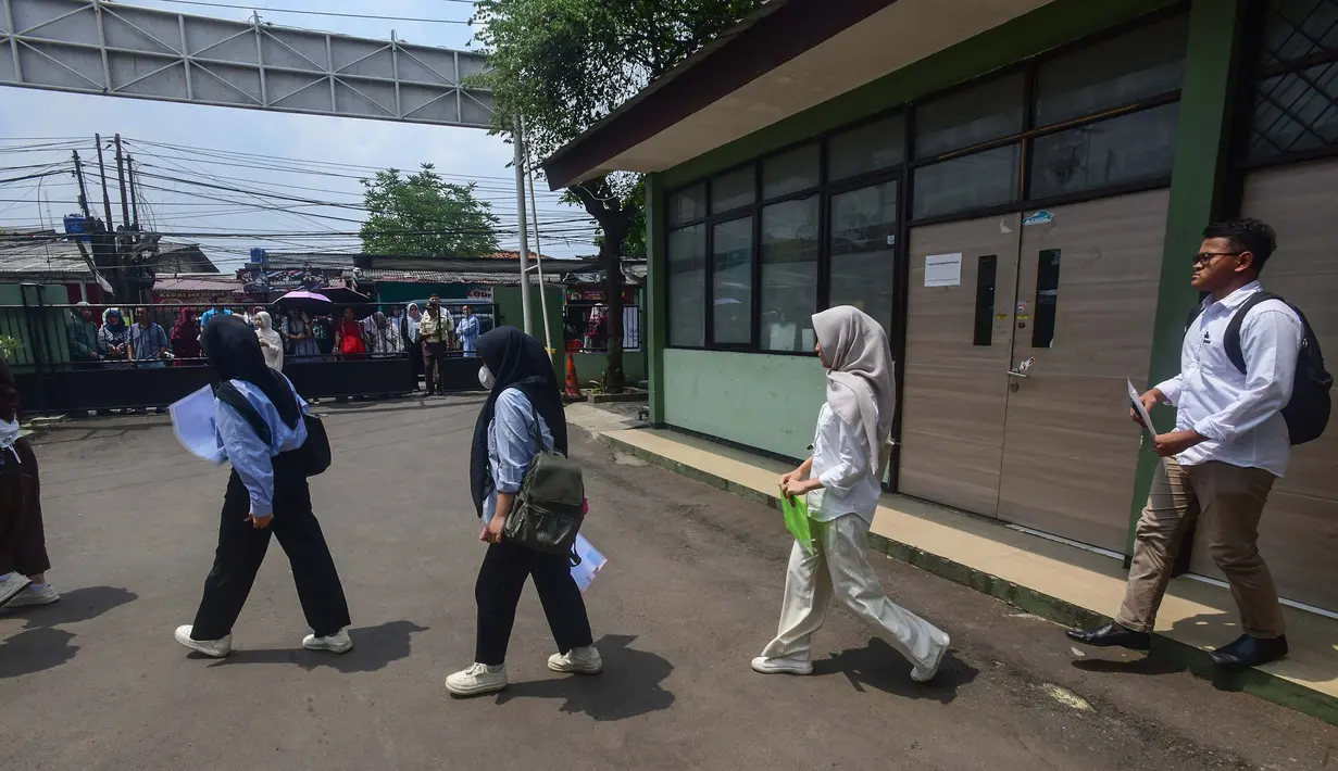 Kenaikan ini sekaligus menjadikan UTBK SNBT 2026 sebagai periode dengan jumlah pendaftar tertinggi sepanjang sejarah pelaksanaan seleksi masuk perguruan tinggi negeri. Tampak dalam foto, peserta Ujian Tulis Berbasis Komputer (UTBK) Seleksi Nasional Berdasarkan Tes (SNBT) keluar dari ruang ujian komputer, Universitas Veteran Jakarta, Limo, Depok, Jawa Barat, Senin (21/4/2026). (merdeka.com/Arie Basuki)