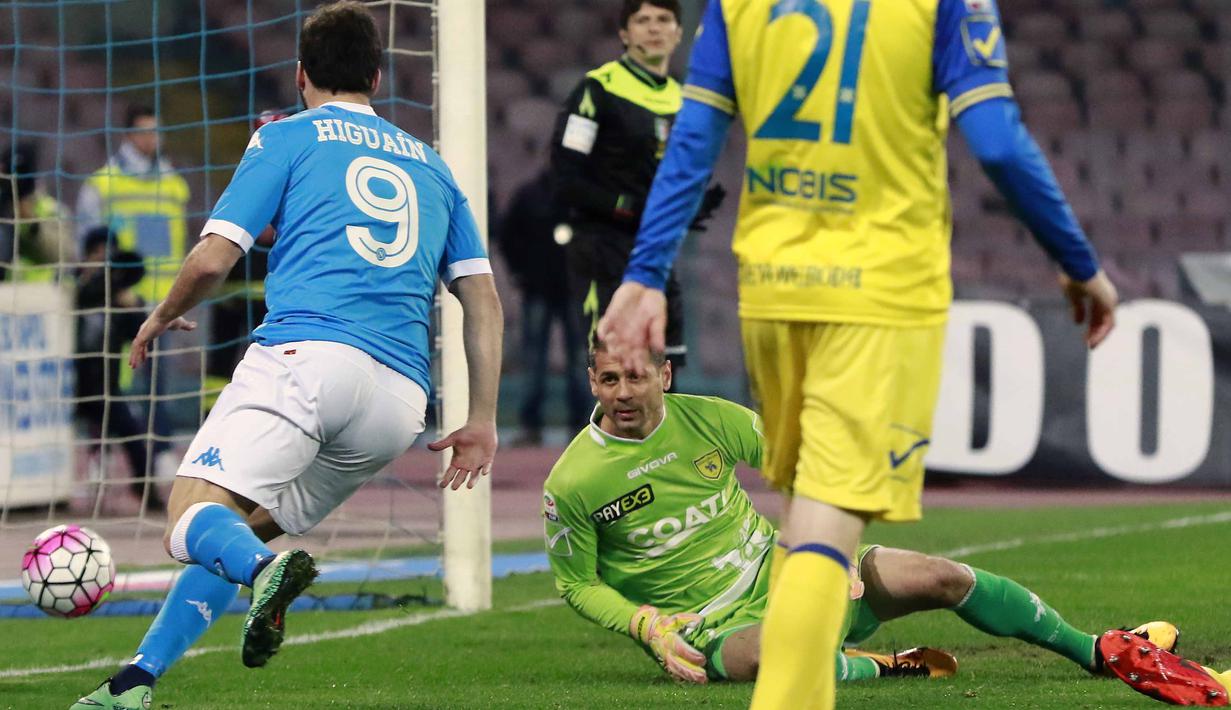 Pemain Napoli, Gonzalo Higuain (kiri) saat mencetak gol ke gawang Chievo yang dikawal Albano Bizzarri (tengah) pada lanjutan Serie A 2015-2016 di Stadion San Paolo, Naples, Minggu (6/3/2016) dini hari WIB.  (AFP/Carlo Hermann)