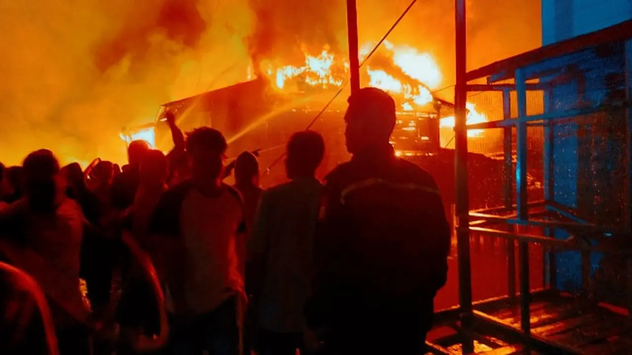 Kebakaran di Rokan Hilir yang menghanguskan 11 rumah dan menyebabkan 3 warga tewas terbakar.