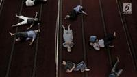 Umat muslim tidur di lantai dasar Masjid Istiqlal, Jakarta, Senin (13/5). Masjid Istiqlal masih menjadi pilihan warga baik dari dalam maupun luar Jakarta beristirahat, bahkan tidur usai melaksanakan salat guna menghindari batal puasa akibat teriknya suhu di Ibu Kota. (merdeka.com/Iqbal S. Nugroho)