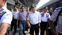 Menteri Perhubungan, Ignasius Jonan (tengah) bersama Wagub DKI Jakarta, Djarot Saiful Hidayat melakukan pemeriksaan mendadak di Stasiun Senen, Jakarta, Sabtu (2/7). Menhub dan Wagub melihat langsung kondisi pemudik. (Liputan6.com/Helmi Fithriansyah)