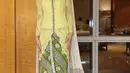 Pevita Pearce merupakan wanita cantik dengan wajah blasteran yang berasal dari keturunan Inggris dan Banjarmasin, ia pun tampil elegan dibalut kebaya hijau serasi dengan kain batiknya. [Instagram/@pevpearce]