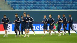 Para pemain Lyon berlatih jelang menghadapi Zenit pada matchday kelima Grup G Liga Champions di Gazprom Arena, Saint Petersburg, Rusia, Selasa (26/11/2019). Lyon akan menghadapi Zenit di Saint-Petersburg Stadium. (Olga MALTSEVA/AFP)