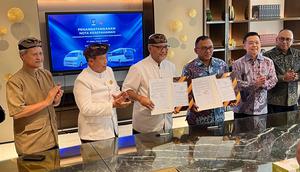 Penandatanganan Nota Kesepahaman antara PT Mobil Anak Bangsa (MAB) dengan PT BIBU Panji Sakti terkait rencana pengadaan kendaraan berbasis listrik atau Battery Electric Vehicle (BEV) untuk mendukung sistem transportasi terintegrasi di kawasan Bandara Internasional Bali Utara. (ist)