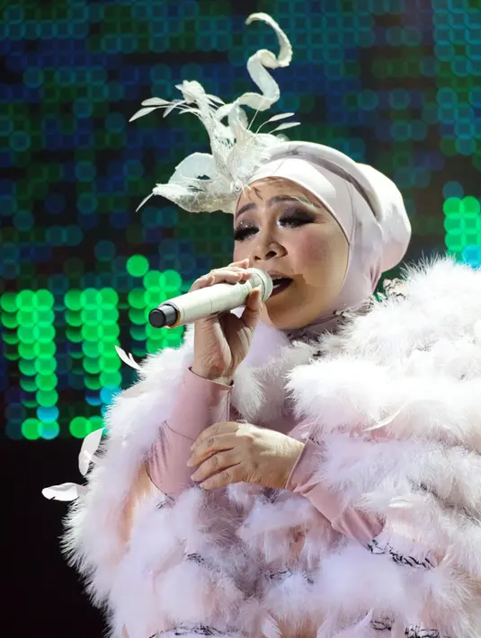 Setelah Aliando beraksi diatas panggung, selanjutnya penampilan Melly Goeslow yang paling ditunggu-tunggu oleh penonton konser AADC2. (Adrian Putra/Bintang.com)