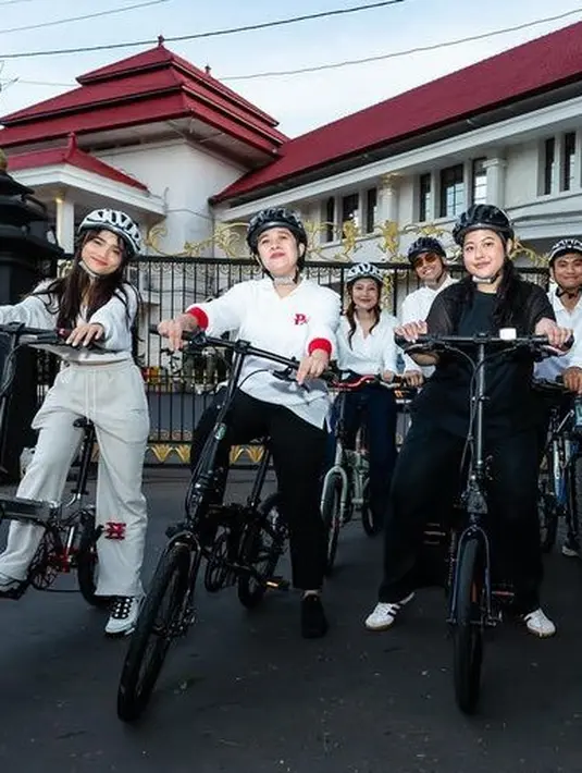 Atasan tersebut dipadukan dengan celana santai warna abu-abu dari O!O! seharga Rp1,3 jutaan serta  sneakers putihnya. Ia pun mengenakan helm putih saat bersepeda. [@puanmaharaniri]