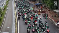 Pengemudi ojek online berkonvoi saat menggelar aksi unjuk rasa di depan Gedung MPR DPR, Jakarta, Senin (23/4). Polisi menyiagakan 7.000 personel mengamankan unjuk rasa pengemudi ojek online. (Liputan6.com/Johan Tallo)