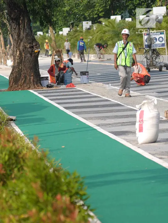 Pekerja melakukan pengerjaan tahap akhir renovasi trotoar di sekitar Jalan Gerbang Pemuda, Senayan, Jakarta, Selasa (29/5). Penataan trotoar menjadi prioritasmengingat Asian Games tinggal beberapa bulan ke depan. (Liputan6.com/Helmi Fithriansyah)