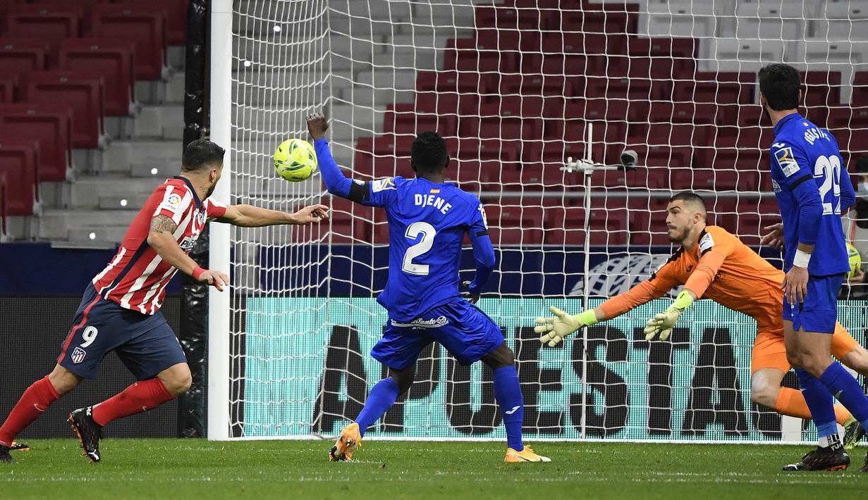 Striker Atletico Madrid, Luis Suarez, mencetak gol ke gawang Getafe pada laga Liga Spanyol di Stadion Wanda Metropolitano, Rabu (30/12/2020). Atletico Madrid menang dengan skor 1-0. (AFP/Oscar Del Pozo)
