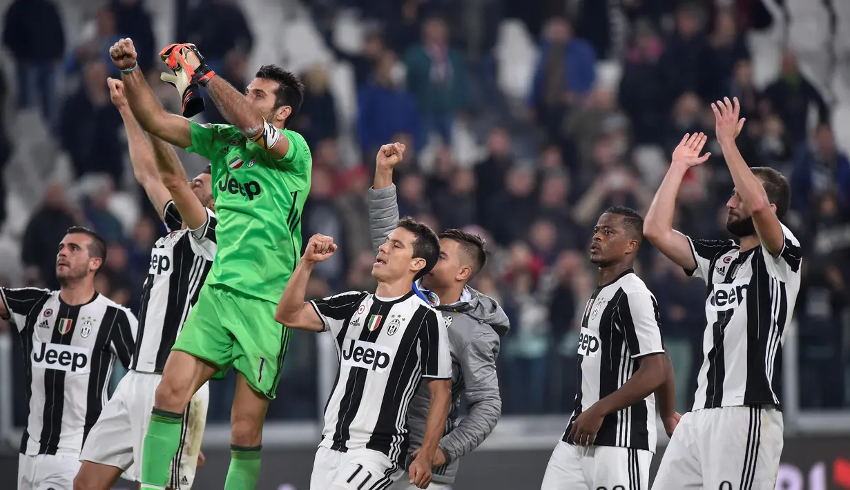 Para pemain Juventus merayakan kemenangan usai menumbangkan Udinese 2-1 pada lanjutan Serie A Italia di Stadion Juventus, Turin, Minggu (16/10/2016) dini hari WIB. (REUTERS/Giorgio Perottino)