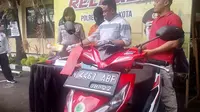 Pelaku bisa mencuri motor lengkap dengan suratnya di sebuah rumah di Kota Malang, Jawa Timur (Liputan6.com/Zainul Arifin)