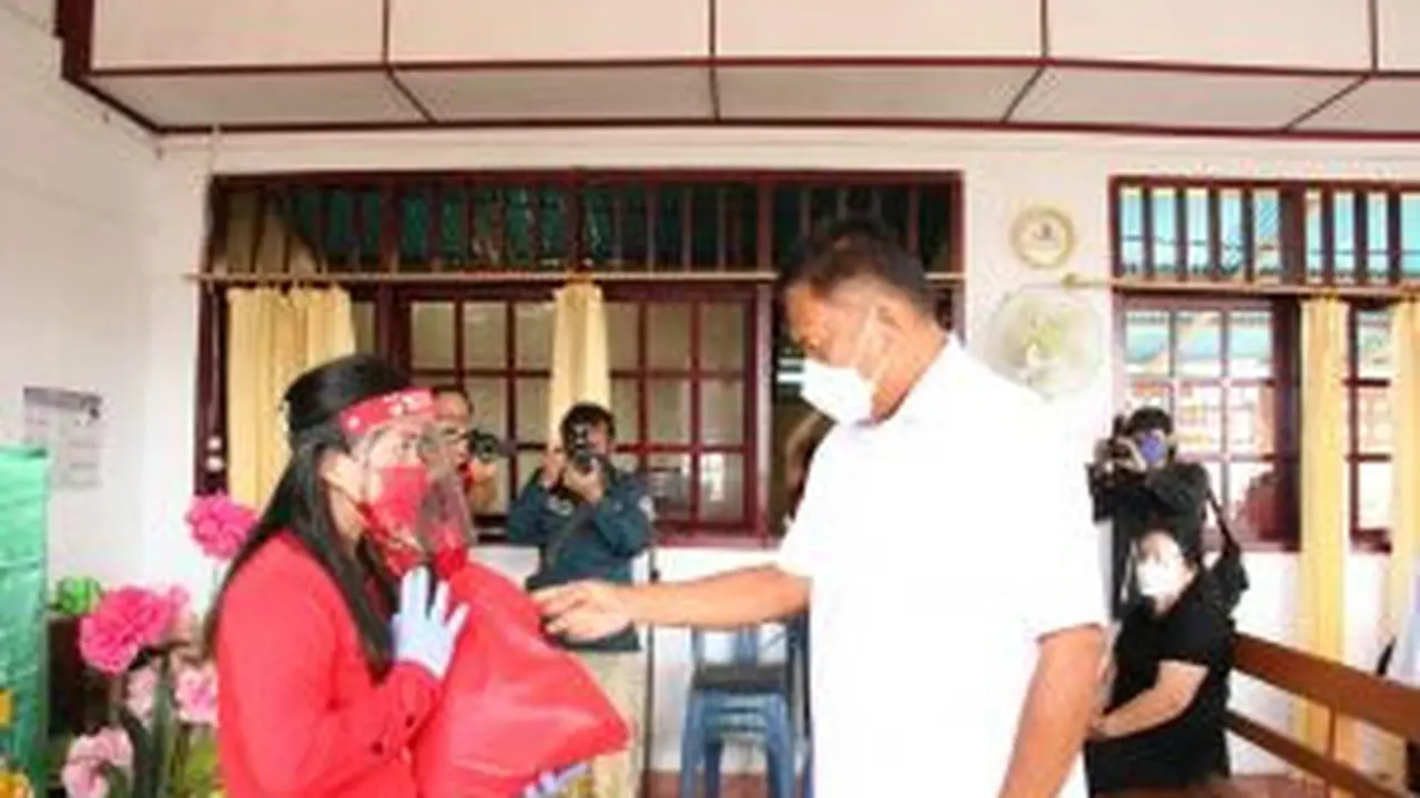 Gubernur Sulut Olly Dondokambey saat menyerahkan paket sembako untuk warga yang terdampak Covid-19.