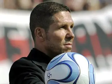 River Plate's coach Diego Simeone during the Argentina's first division match against Boca Juniors at Monumental stadium in Buenos Aires on October 19, 2008. Boca won 1-0. AFP PHOTO/Juan MABROMATA 