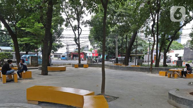 Pengunjung bersantai di Taman Puring, Jakarta, Selasa (14/1/2020). Taman Puring juga menjadi Taman Grande yang berperan sebagai tempat transit serta mendukung ketersediaan Ruang Terbuka Hijau (RTH) di Jakarta. (Liputan6.com/Herman Zakharia)