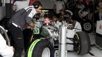 Mobil Romain Grosjean rusak parah setelah bersenggolan dengan mobil Rio Haryanto di GP Australia (Reuters)