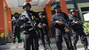 Petugas kepolisian saat berjaga di kantor Komisi Pemilihan Umum (KPU) di Banda Aceh, provinsi Aceh (6/4). Indonesia akan menyelenggarakan Pemilu serentak pada 17 April 2019. (AFP Photo/Chaideer Mahyudin)