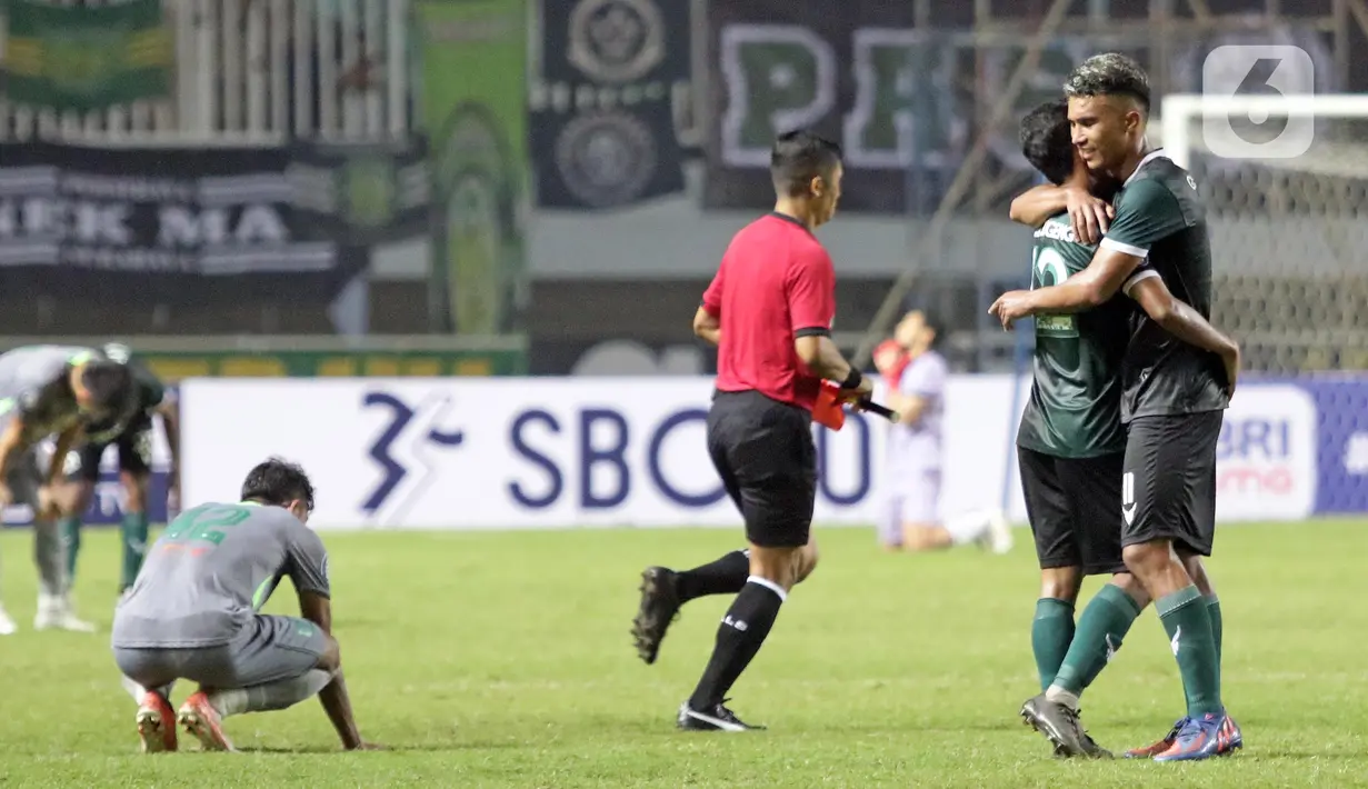 Pemain tengah Persikabo 1973, Gustavo Tocantins (kanan) memeluk rekannya usai melawan Persebaya Surabaya pada lanjutan pekan pertama BRI Liga 1 Indonesia 2022-2023 di Stadion Pakansari, Kabupaten Bogor, Senin (25/7/2022). Persikabo 1973 berhasil meraih poin penuh usai menumbangkan perlawanan Persebaya Surabaya 1-0. (Liputan6.com/Helmi Fithriansyah)