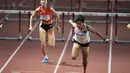 Ia merupakan pemegang rekor nasional dengan torehan waktu 13,11 detik yang dicetak pada Kejuaraan Asia ke-26 di Gumi Stadium, Korea Selatan, Mei 2025 lalu. Tampak dalam foto, Atlet lari gawang putri Indonesia, Dina Aulia (kanan) saat berkompetisi di final lari gawang 100 meter putri pada SEA Games ke-33 di Bangkok, Thailand, Jumat 12 Desember 2025. (AP Photo/ Achmad Ibrahim)