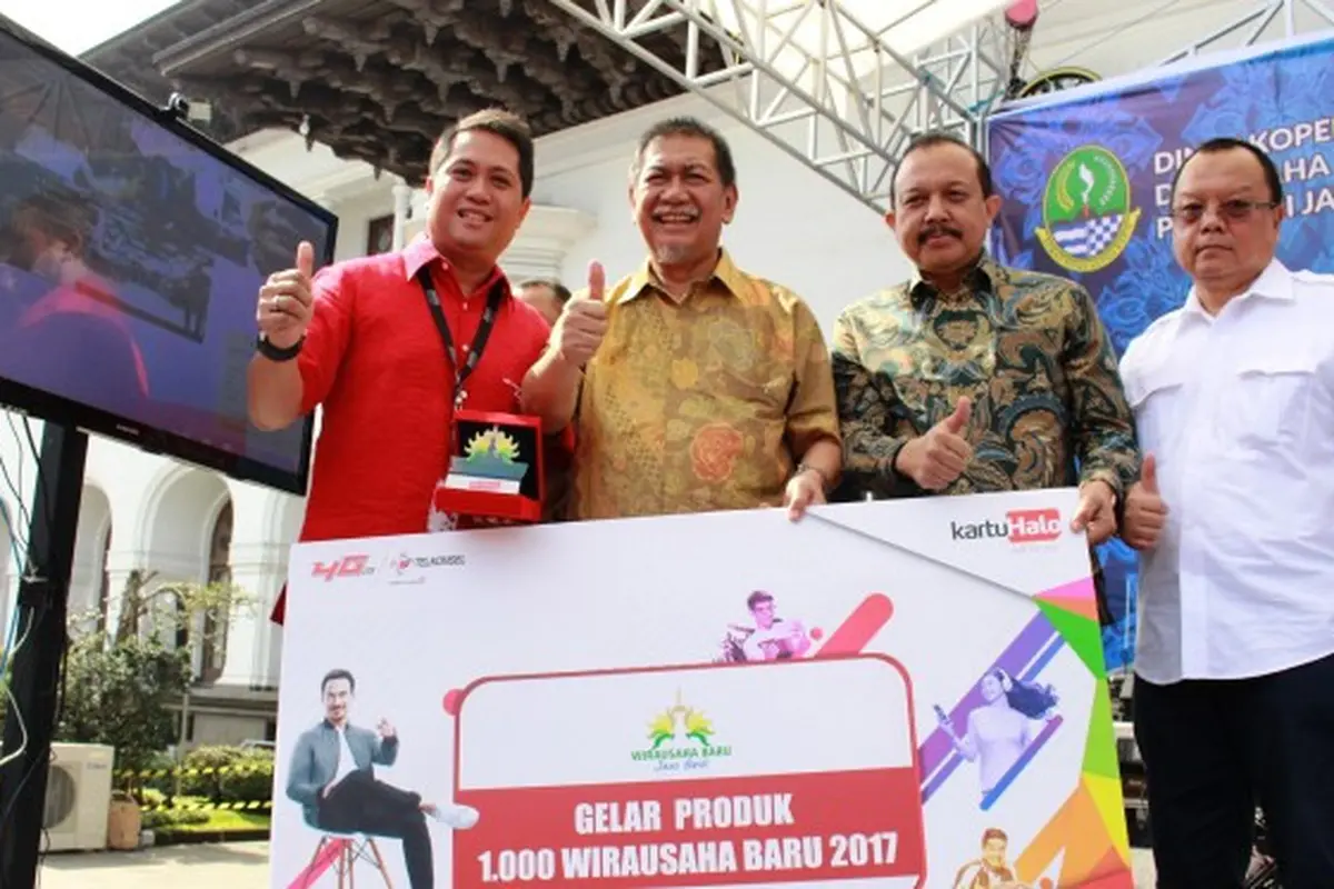 General Manager Account Management Area Jabotabek Jabar Telkomsel, Nyoman Adiyasa menyerahkan secara simbolis 1000 kartu Halo untuk wirausaha baru binaan Pemerintah Provinsi Jabar yang diterima langsung Wakil Gubernur Jawa Barat, Deddy Mizwar (12/3/2017)