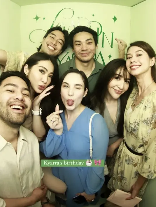 Vidi Aldiano juga hadir mengenakan kemeja lengan pendek warna kuning. Ia hadir tanpa didampingi istrinya. [@vidialdiano]