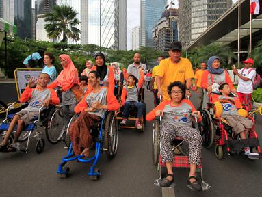 Anak-anak disabilitias mengikuti jalan sehat dalam acara Jalan Sehat Keluarga Disabilitas (JSKD) di Pasar Akhir Pekan SCBD, Jakarta (11/12). Jalan sehat ini memberi  kesempatan bagi masyarakat untuk bisa berbagi dan berbaur. (Liputan6.com/Fery Pradolo)