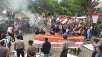 Demo berlangsung ricuh di depan gedung KPK, Jumat (13/9/2019). (Liputan6.com/ Nanda Perdana Putra).