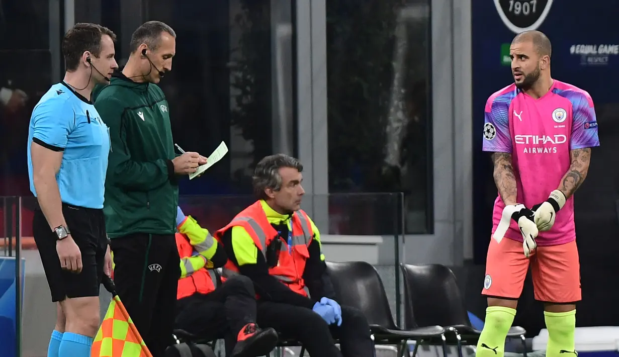 Pelatih Pep Guardiola terpaksa menunjuk Kyle Walker untuk berada di bawah mistar gawang saat melawan Atalanta setelah Claudio Bravo dikartu merah. Padahal, Bravo sudah berstatus kiper pengganti. (Foto: AFP/Miguel Medina)