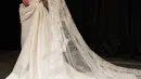 Begitupun Enzy Storia yang mengenakan veil full bordiran yang serasi dengan gaun bustiernya. [@monicaivena]