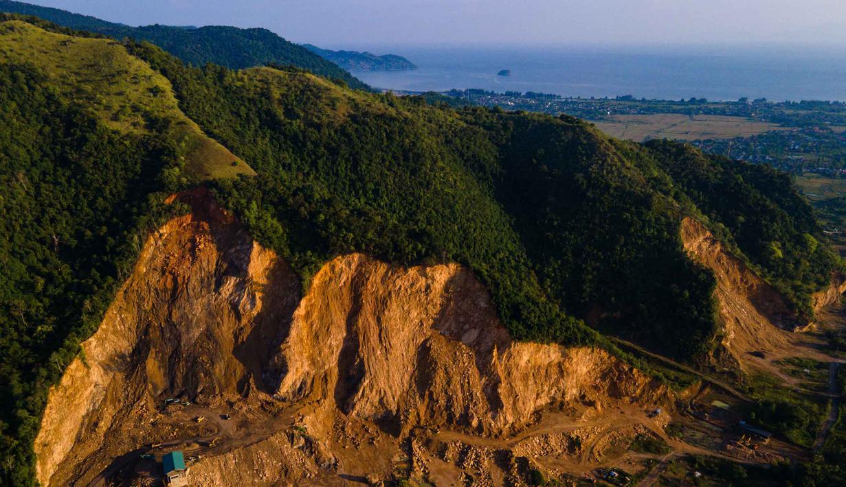 Sejatinya, peringatan Hari Bumi bertujuan meningkatkan kesadaran lingkungan. Tampak foto udara menunjukkan pemandangan umum lokasi penambangan pasir ilegal pada Hari Bumi di Peukan Bada, Aceh, pada Rabu 22 April 2026. (CHAIDEER MAHYUDDIN/AFP)