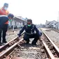 Petugas PT KAI Daop 8 Surabaya mengecek jalur perlintasan kereta api sepanjang Stasiun Malang hingga Stasiun Bangil pada Rabu, 3 November 2021 (Dokumen PT KAI Daop 8 Surabaya)