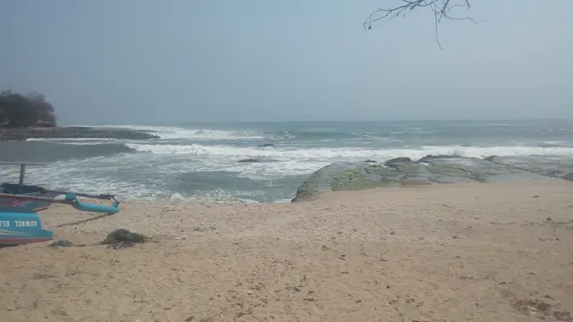 Nampak ombak besar di Pantai Rancabuaya, salah satu pantai selatan Garut