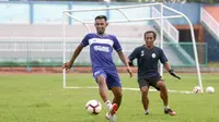 Aksi striker PSCS Cilacap, Ugiek Sugiyanto (kiri). (Bola.com/Vincentius Atmaja)