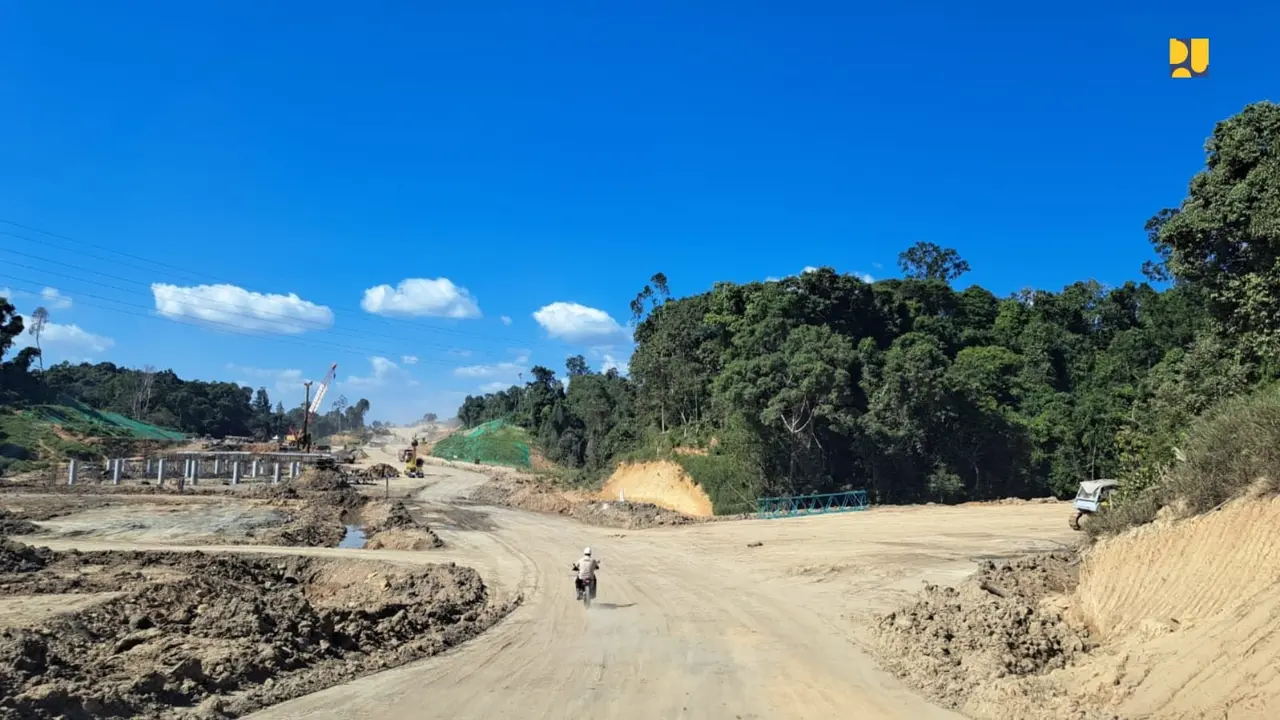 Kementerian PUPR tengah membangun Jalan Tol menuju ke Kawasan Inti Pusat Pemerintahan IKN. Jalan tol yang akan terhubung dengan Jalan Tol Balikpapan-Samarinda ini akan mempersingkat jarak tempuh dari sekitar dua jam menjadi hanya sekitar 30 menit.