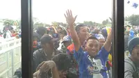 Pendukung Arema FC, Aremania, memadati loket tiket Stadion Pakansari, Bogor, untuk menyaksikan final Piala Presiden 2017. (Liputan6.com/Rana Adwa)