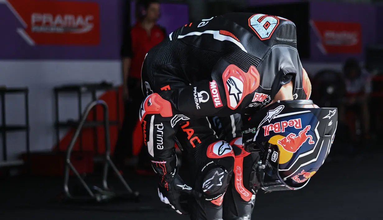 Pebalap Prima Pramac Racing Jorge Martin melakukan peregangan sebelum mengendarai motornya saat tes pramusim MotoGP 2024 di Sirkuit Internasional Sepang, Sepang, Malaysia, Selasa (06/02/2024).  (AFP/Mohd Rasfan)