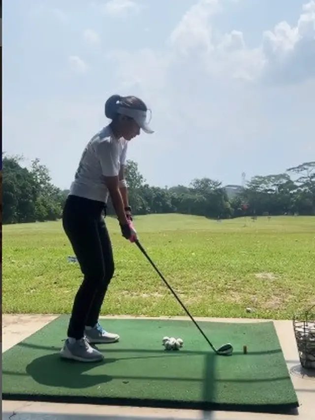 Ade Herlina bintang sinetron Asmara 2 Dunia tayangan Indosiar gemar main golf (Foto: Instagram/@adeherlinaa)