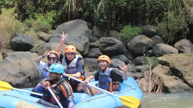 Potret wisatawan saat mengarumi arung jeram di Caldera Adventur, Kecamatan Cikidang  Kabupaten Sukabumi (Liputan6.com/Istimewa)