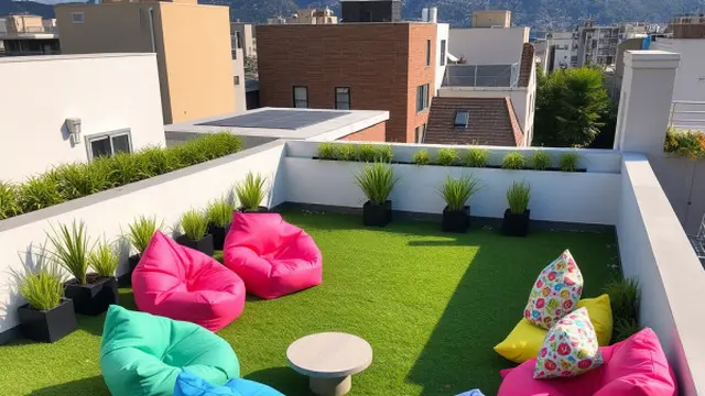 Rooftop Berlapis Rumput Sintetis dengan Bean Bag