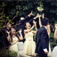 Kamu bisa melihat bagaimana inginnya mereka untuk mendapat bunga hahaha.