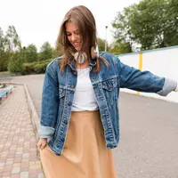 pairing jaket denim dengan midi skirt/copyright&nbsp;freepik.com/freepik