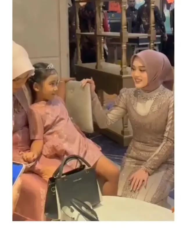 7 Potret Putri Delina dan Bintang di Pernikahan Rizky Febian, Penuh Kehangatan