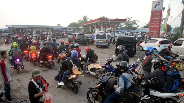 Isi BBM, Antrean Pemudik Motor Mengular di Indramayu